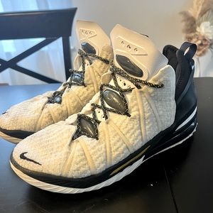 Lebron 18 RARE Lakers Home Colorway Size 10.5 pre-owned